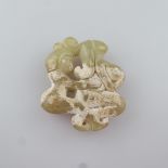Jade mit erotischer Paarszene- China, gelblich grüne Jade, teils kalzifiziert, stilisierte Darstell