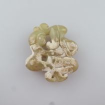 Jade mit erotischer Paarszene- China, gelblich grüne Jade, teils kalzifiziert, stilisierte Darstell