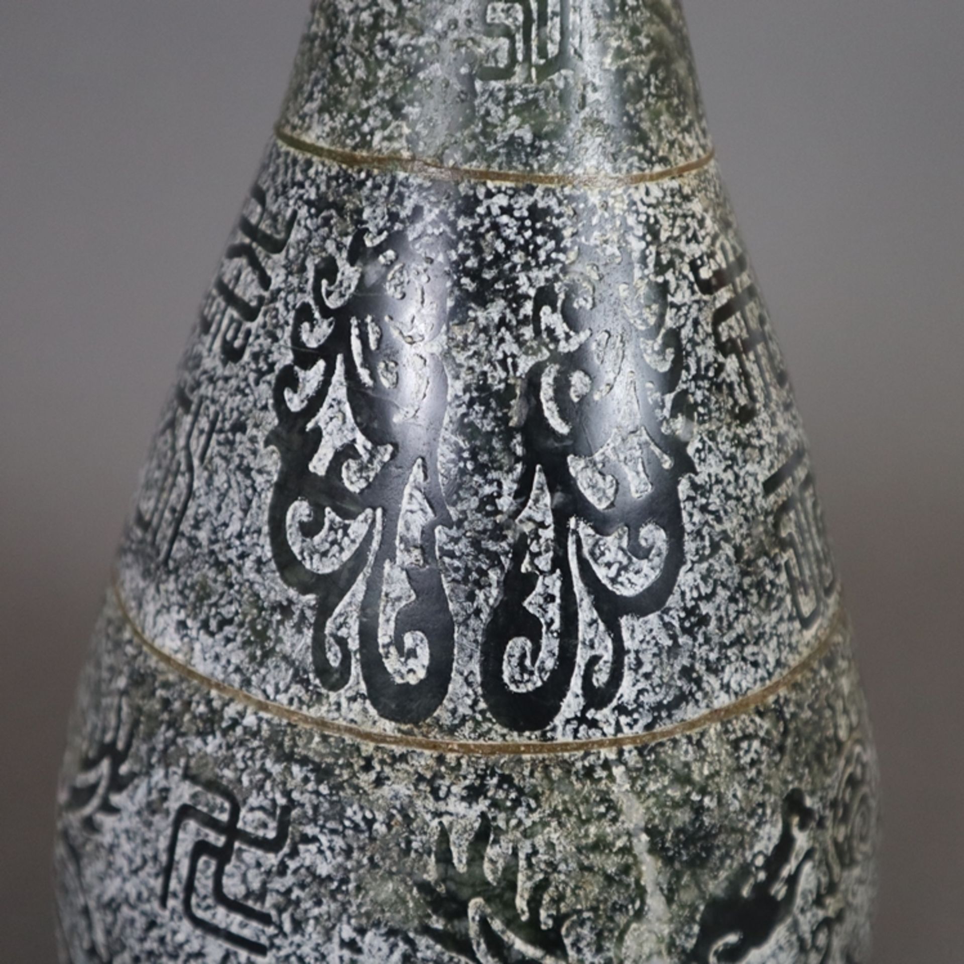 Steinvase - China, schlanker "Yu hu chun ping"-Typus, Kalkstein, teils poliert, dekoriert mit archa - Bild 4 aus 10