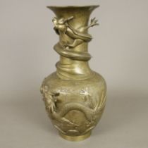 Drachenvase als Lampenfuß - China, um 1900, Messing, reich verzierter Vasenkorpus mit umlaufendem o