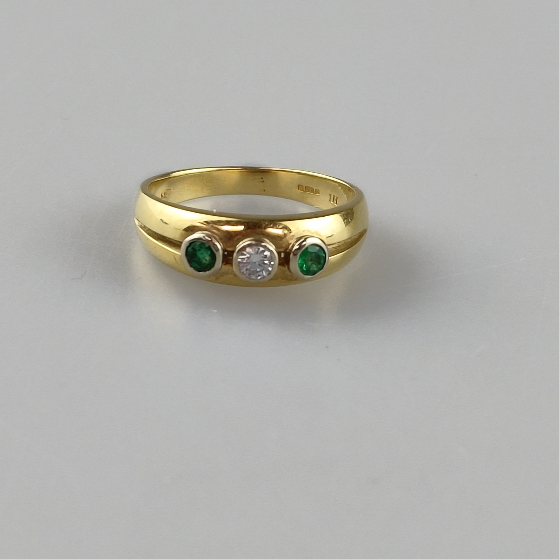 Goldring - Gelbgold 750/000 (18K), gestempelt, Besatz mit 1 facettierten Diamanten von ca. 0,09 ct. - Image 2 of 6