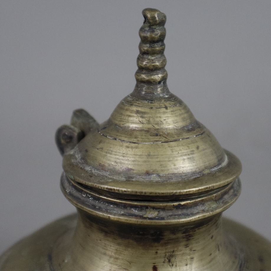 Kleine runde Kanne - Indien?, 19.Jh. oder früher, helle Bronze / Gelbguss, runde Form auf Standring - Image 2 of 6