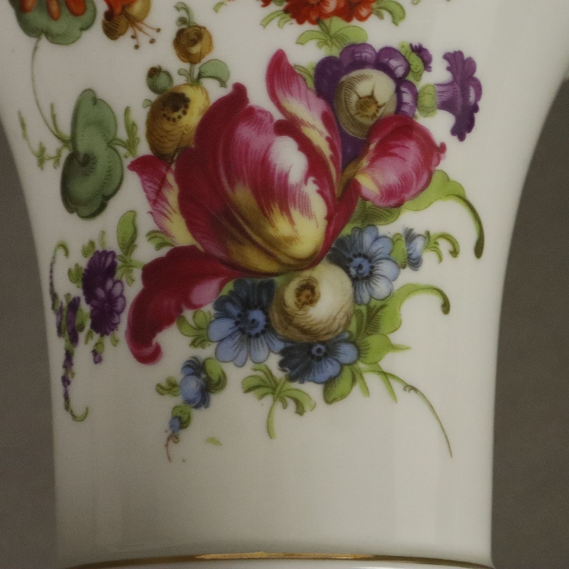 Vase mit Postament - Fürstenberg, 19. Jh., Porzellan, polychrom lithografierter Blumendekor, Goldst - Bild 6 aus 8