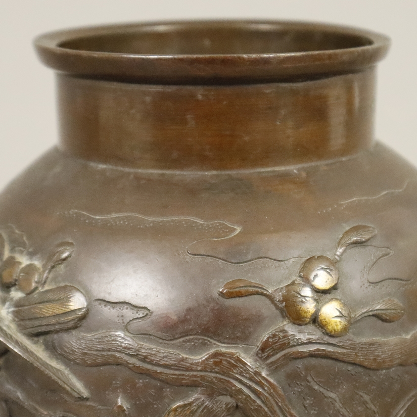 Bronzevase - Japan, wohl Meiji-Zeit, Bronze, braun patiniert, auf der Wandung umlaufend halbrundes - Image 2 of 9