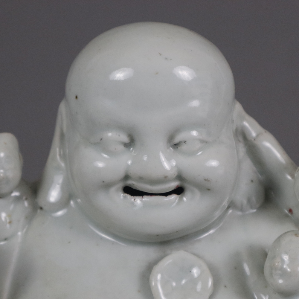 Glücksbuddha mit Kindern - China, der lachende Milefo, auch Budai genannt, sitzend in entspannter H - Image 2 of 10