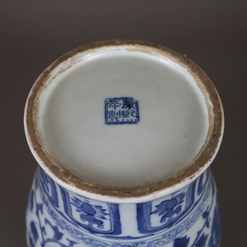 Blau-weiße Vase in Meiping-Form - China, Porzellan, Bemalung in Unterglasurblau mit blühenden Ranke - Image 6 of 7