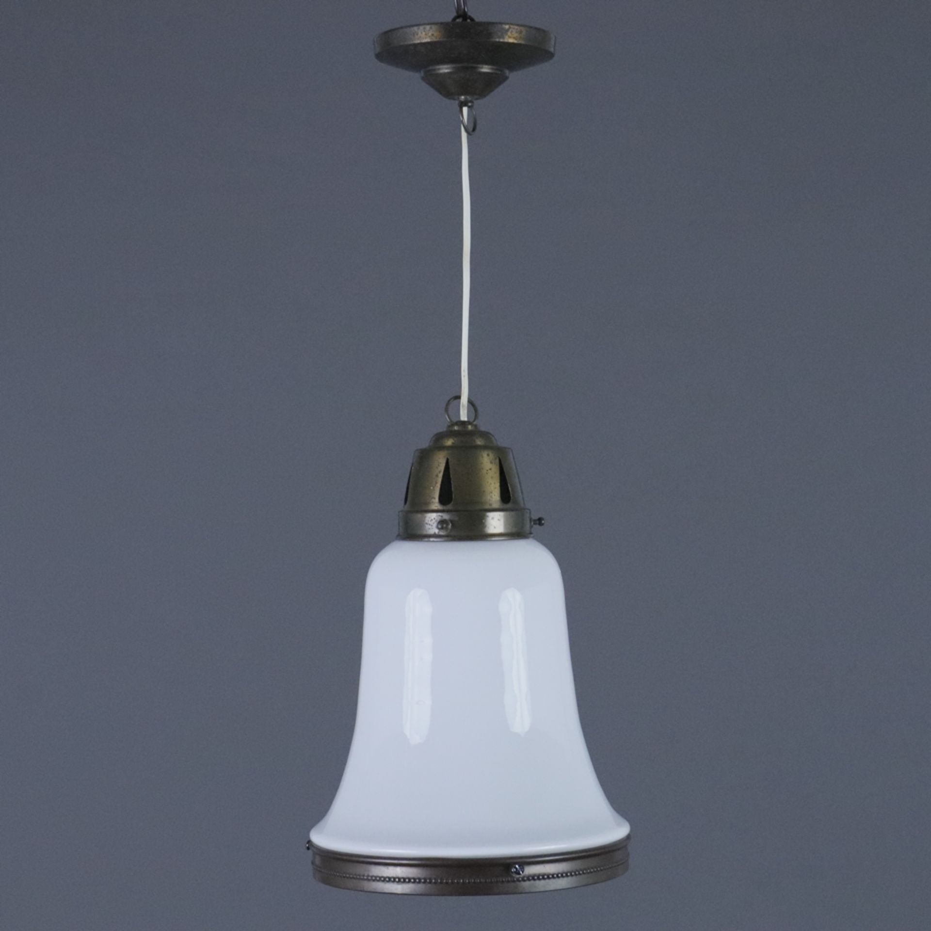Jugendstil-Deckenlampe - Anfang 20. Jh., glockenförmiger Glas-Schirm mit opalweißem Unterfang, Meta - Bild 2 aus 7