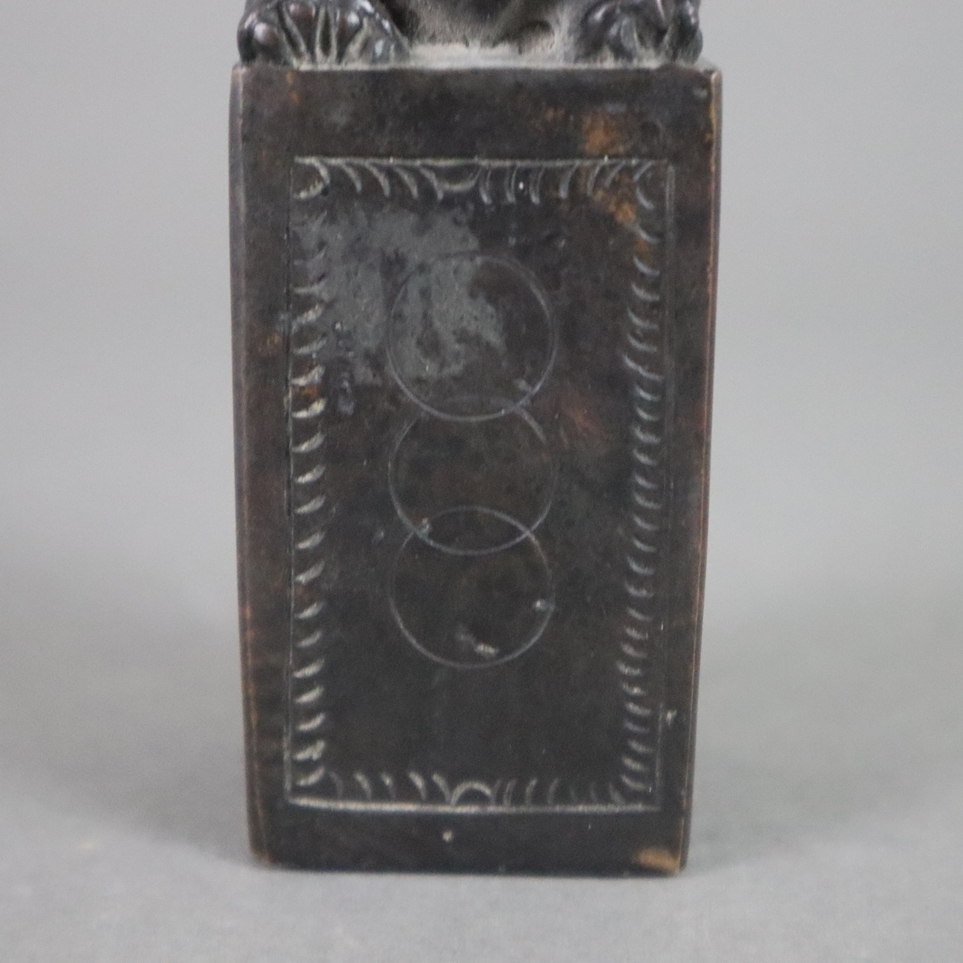 Figürlicher Bronzestempel - China, dunkelbraun patiniert, quadratischer Siegelstein mit vier relief - Image 4 of 6