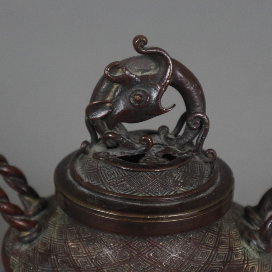 Kl. Deckel-Koro - Japan, Meiji-/ Taishō-Zeit, Bronzelegierung, braun patiniert, rundes Gefäß mit ei - Image 2 of 9