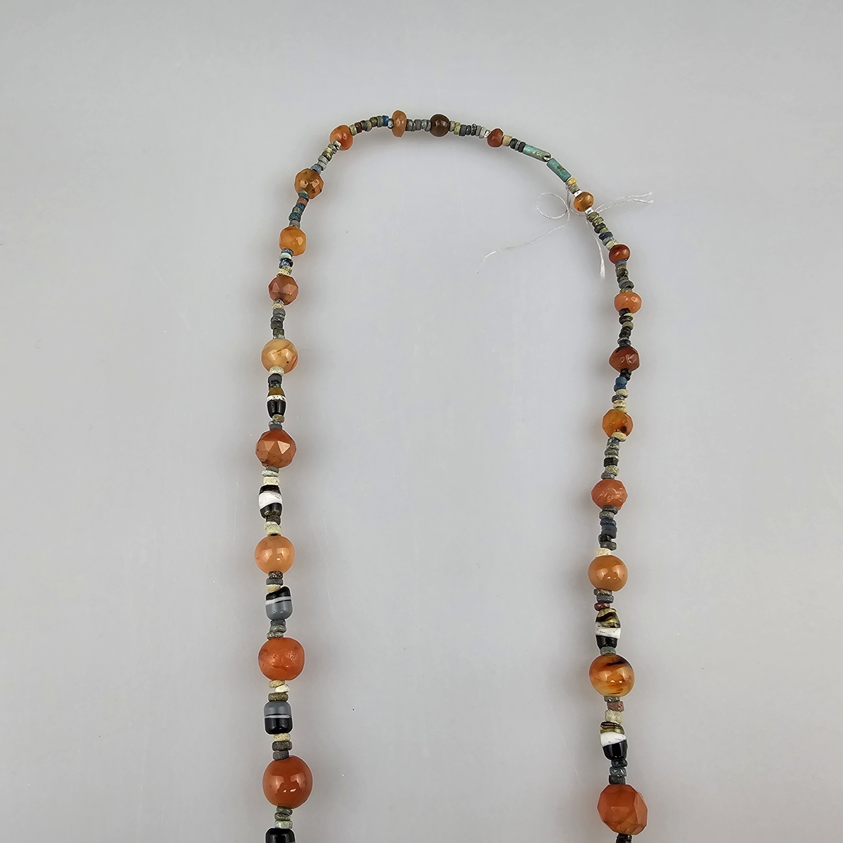 Zwei Halsketten im altägyptischen Stil - Ägypten, 1.Hälfte 20.Jh., 1 Collier aus unzähligen glasier - Image 6 of 6