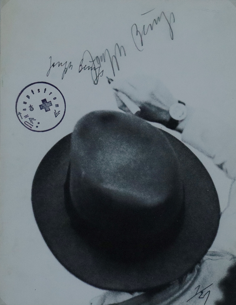 Beuys, Joseph (1921 Krefeld - 1986 Düsseldorf) - Titelseite aus "Multiplizierte Kunst 1965-1981", o