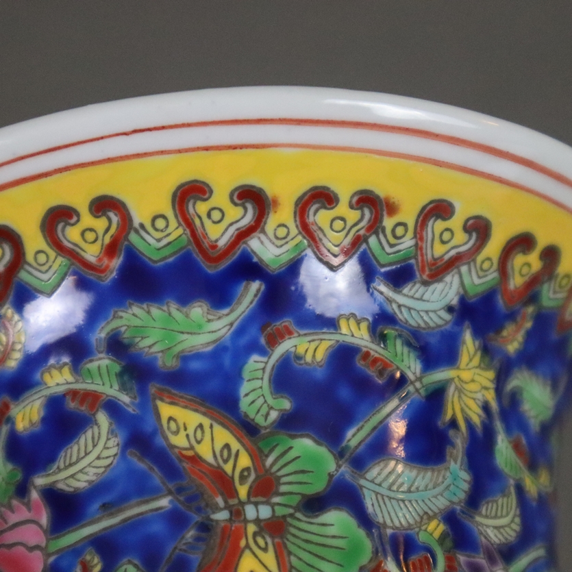 Vase - China 20.Jh., Zylindervase mit ausgestelltem Rand, Dekor in polychromen Aufglasurfarben, unt - Image 6 of 8