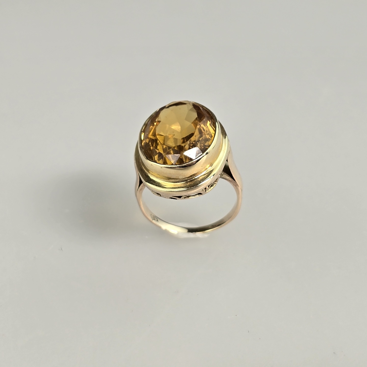 Citrinring - Gelbgold 585/000 (14K), gestempelt, hochovaler Kopf (ca. 2,2 x 1,6 cm) besetzt mit ein - Image 2 of 5