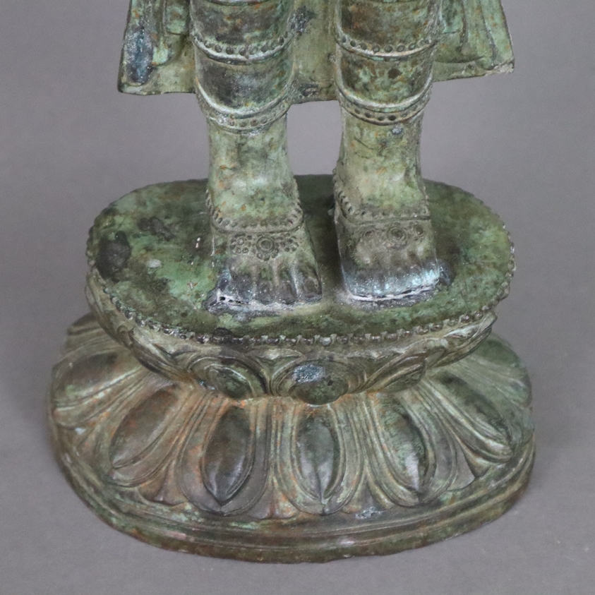 Bodhisattva-Figur - Nepal /Tibet 20.Jh., Bronzelegierung mit grüner Patina, 4-armig, auf doppeltem - Image 7 of 10