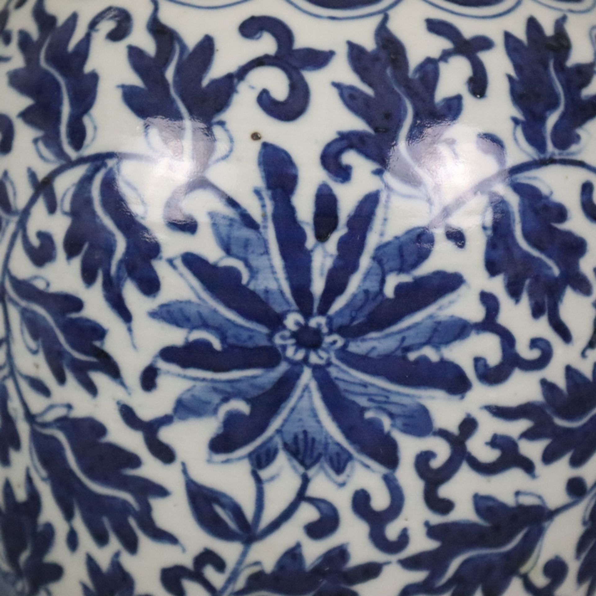 Blau-weiße Balustervase - China, späte Qing-Dynastie, Porzellan, umlaufend in Unterglasurblau bemal - Image 4 of 9