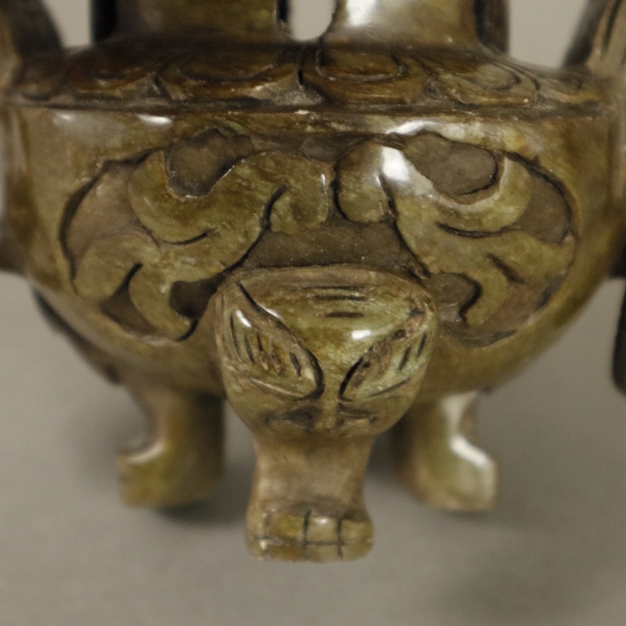 Deckelvase & zwei Räuchergefäße - China, 20. Jh., nephritgrüner Steatit geschnitzt, Vase auf vier C - Image 6 of 7