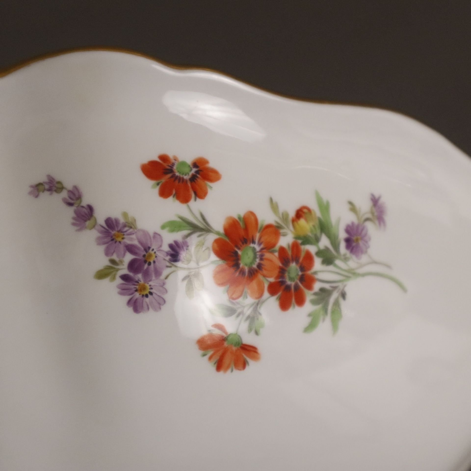 Salatschüssel - Meissen, Porzellan, Form "Neuer Ausschnitt", innen und außen polychrome Blumenmaler - Image 7 of 9