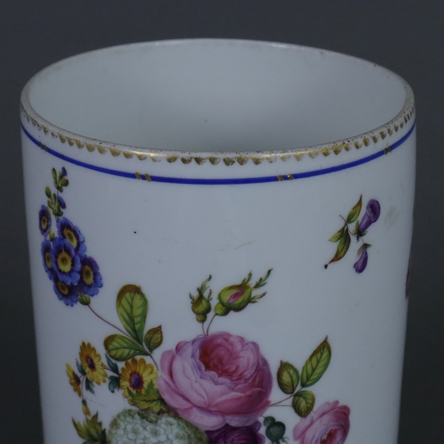 Bechervase - Paris 19. Jh., Porzellan, zylindrische Form auf leicht ausgestelltem Stand, polychrom - Image 2 of 10