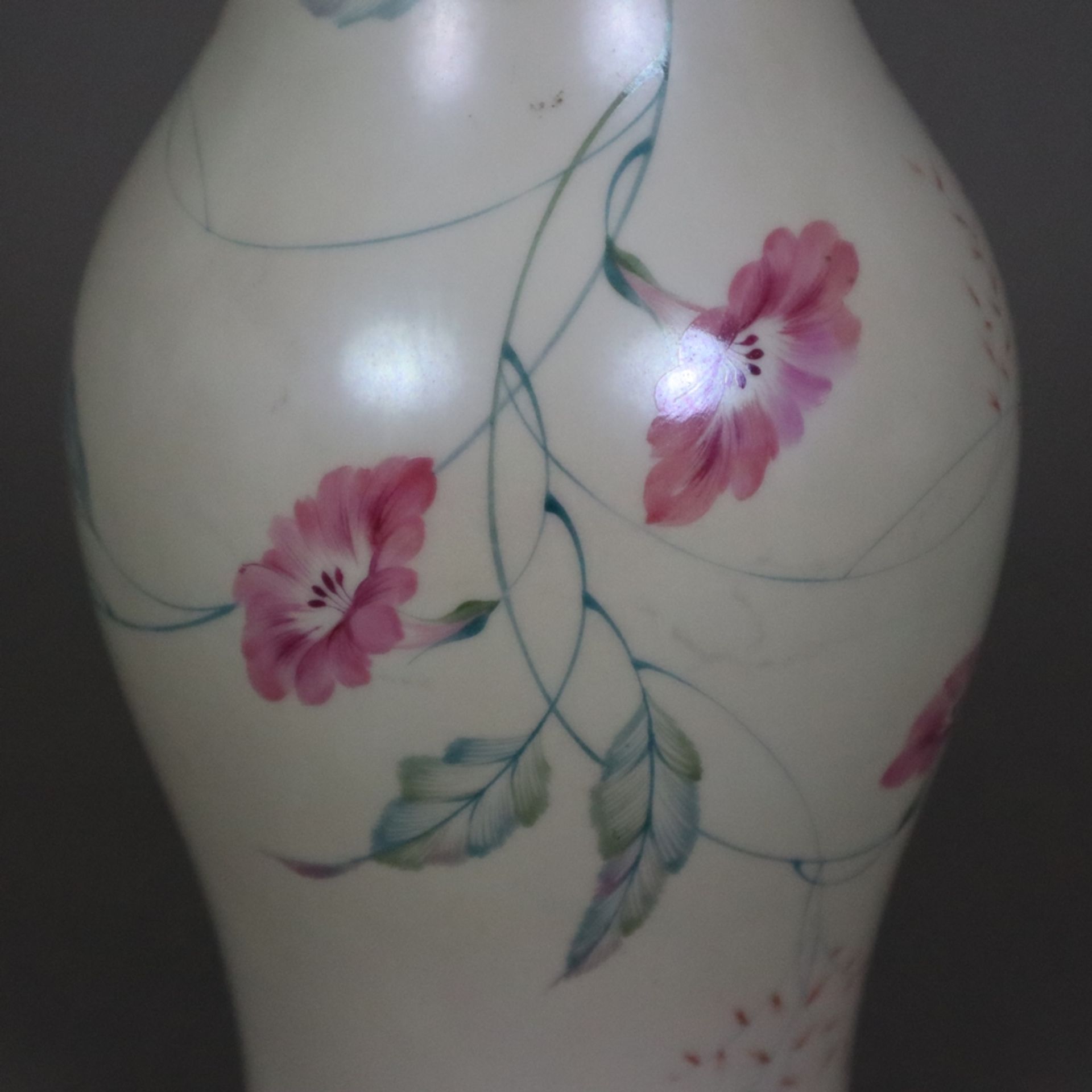 Balustervase - Rosenthal, Porzellan mit matter cremefarbener Glasur und feiner Blütenbemalung, Wind - Bild 4 aus 7