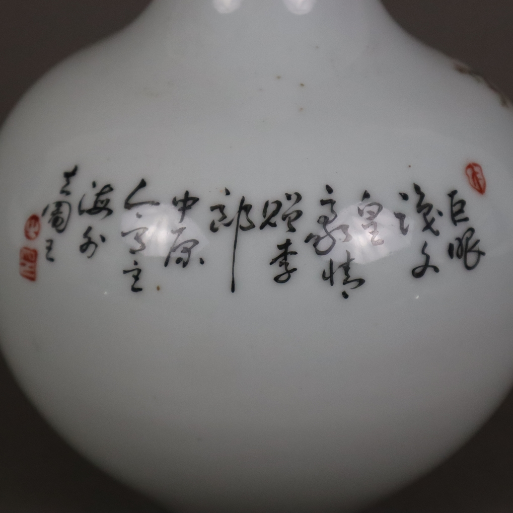 Flaschenvase - Tian qiu ping-Typus, China, Bemalung mit polychromen Emailfarben: Dreiergesellschaft - Image 9 of 11