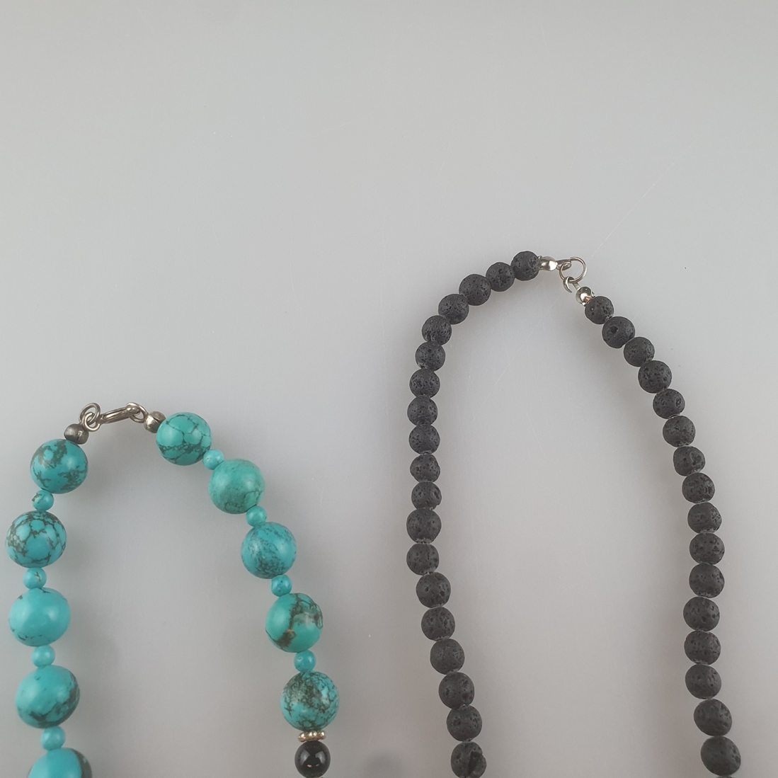 Zwei Halsketten -ausgefallen gestaltete Ketten mit Elementen aus Türkis/gefärbter Howlith, Lavastei - Image 5 of 6
