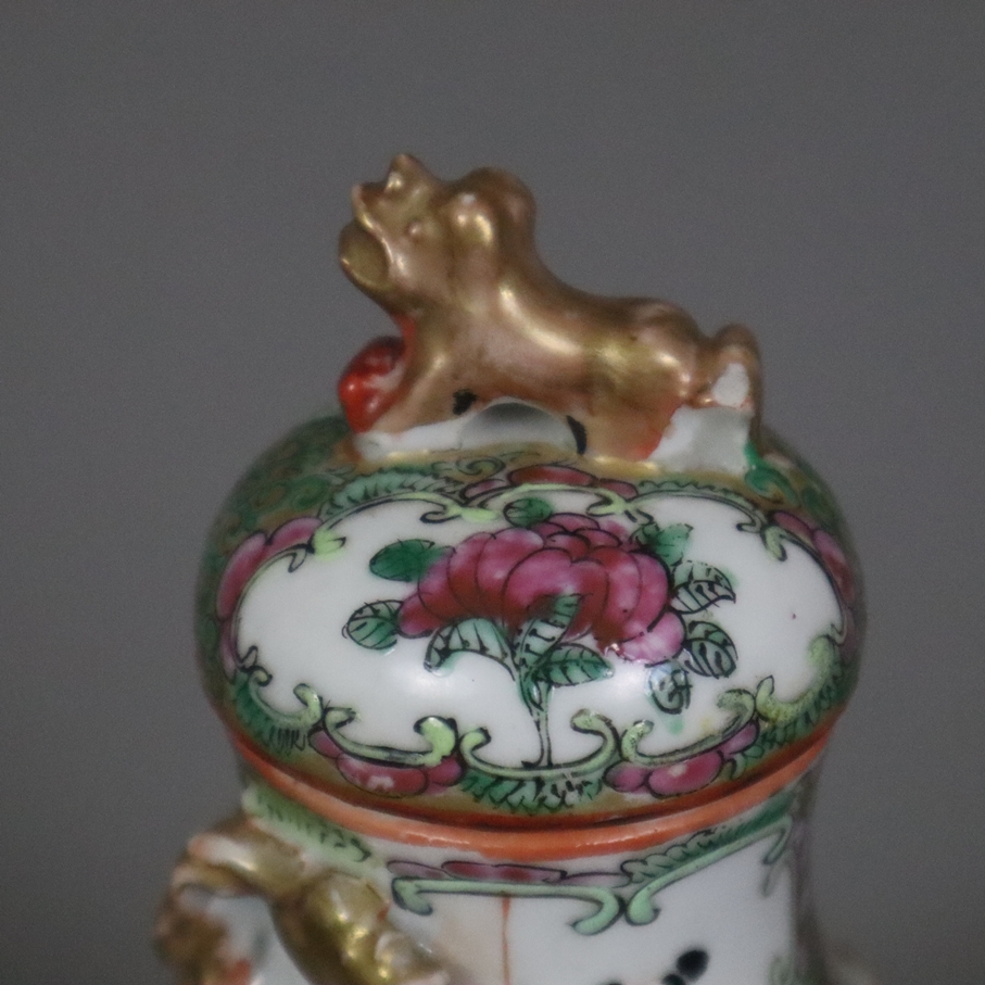 Kleine Deckelvase - Südchina, ausgehende Qing-Dynastie, Balusterform, Porzellan mit „Rose Medaillon - Image 2 of 10