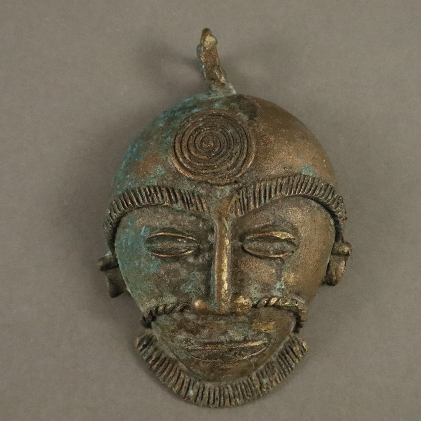 Zwei kleine Passportmasken im Baule-Stil - wohl Elfenbeinküste, Maskenanhänger, Bronze, gegossen, 1 - Image 2 of 5