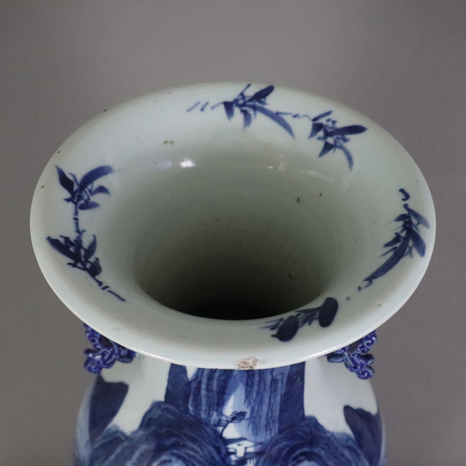 Große Rouleauvase - China, ausgehende Qing-Dynastie, Porzellan mit Blau-Weiß-Dekor: umlaufend stili - Image 2 of 13