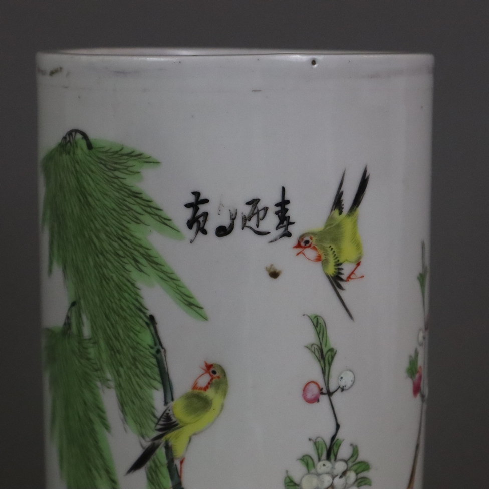 Hutstand - China, Republikzeit, Porzellan, zylindrische Wandung, Dekor in polychromen Emailfarben m - Image 2 of 8