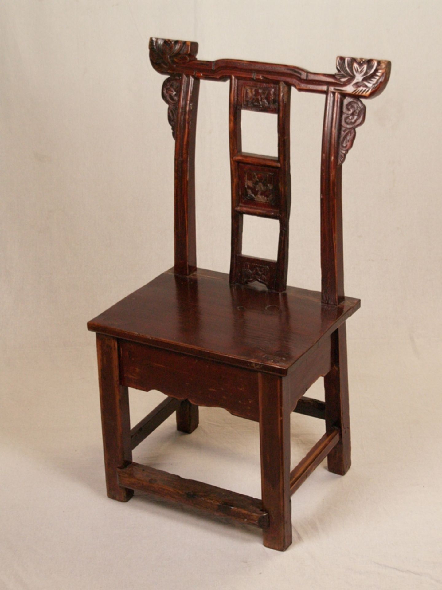 Stuhl - China, im Stil der Hutstühle, Mittelstreifen der Rückenlehne mit drei kleinen eingesetzten 
