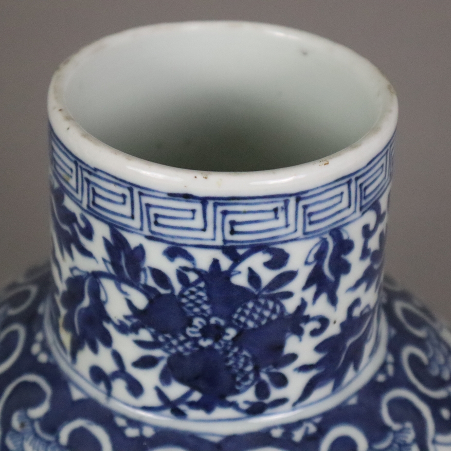 Blau-weiße Balustervase - China, späte Qing-Dynastie, Porzellan, umlaufend in Unterglasurblau bemal - Image 2 of 9