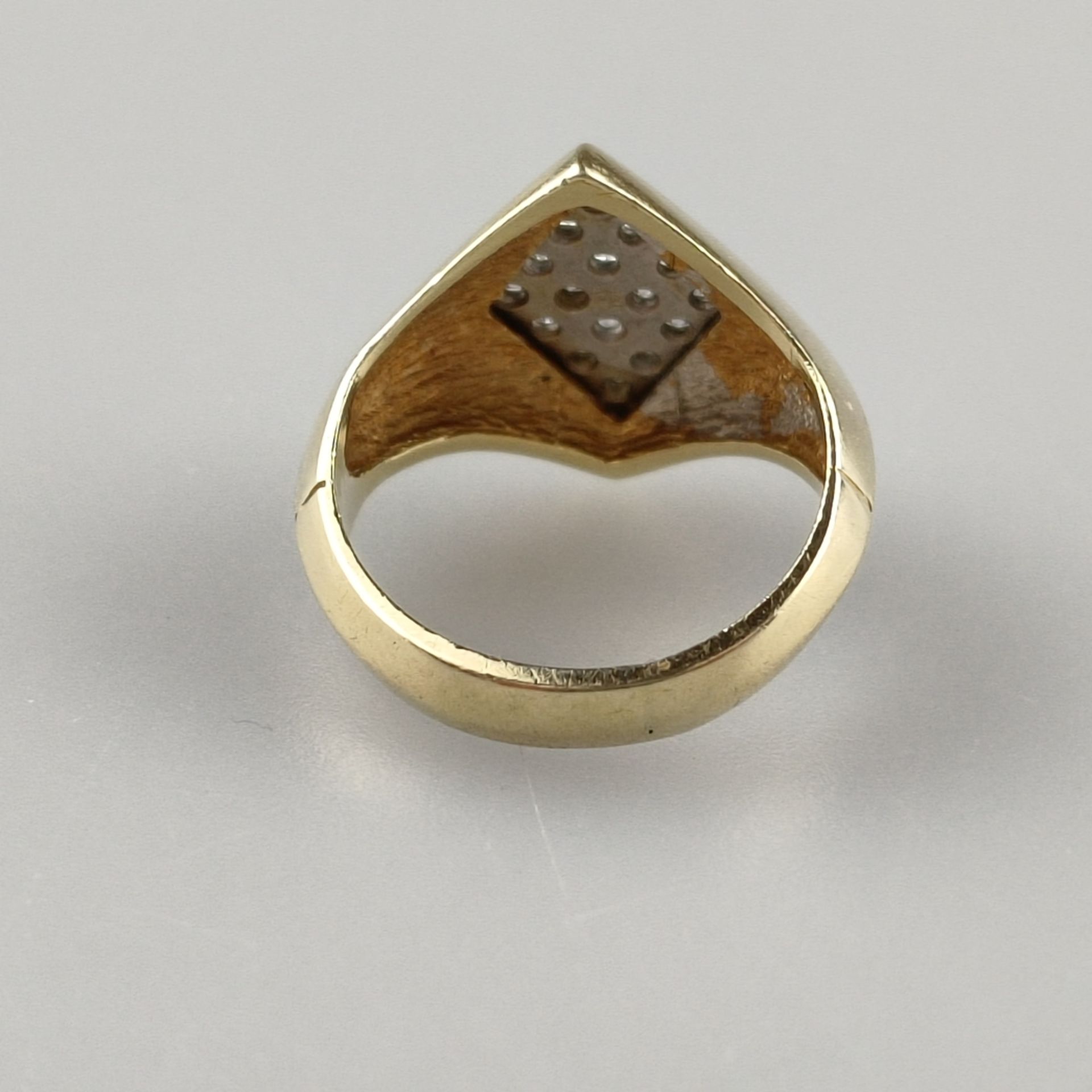 Diamantring - Gelbgold 585/000 (14K), rautenförmiger Ringkopf (ca. 1,6 x 1,1 cm) ausgefasst mit 16  - Bild 4 aus 5