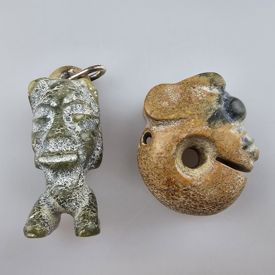 Vier Jade-/Steinschnitzereien im Hongshan-Stil - China, Qing-Dynastie oder früher, 1 Zhulong „Schwe - Image 2 of 7