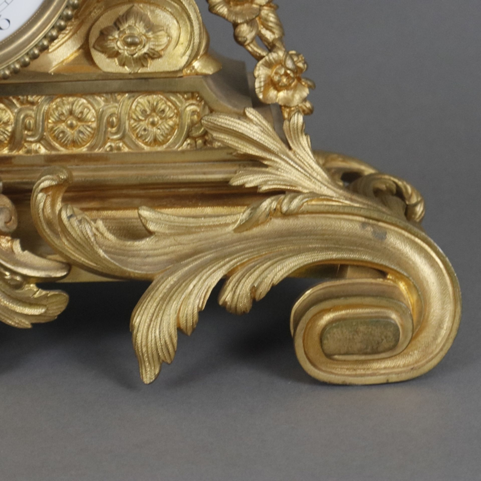 Prunkvolle Pendule - Paris, Frankreich, um 1800, vergoldetes Bronzegehäuse, reich verziert mit Akan - Bild 10 aus 15