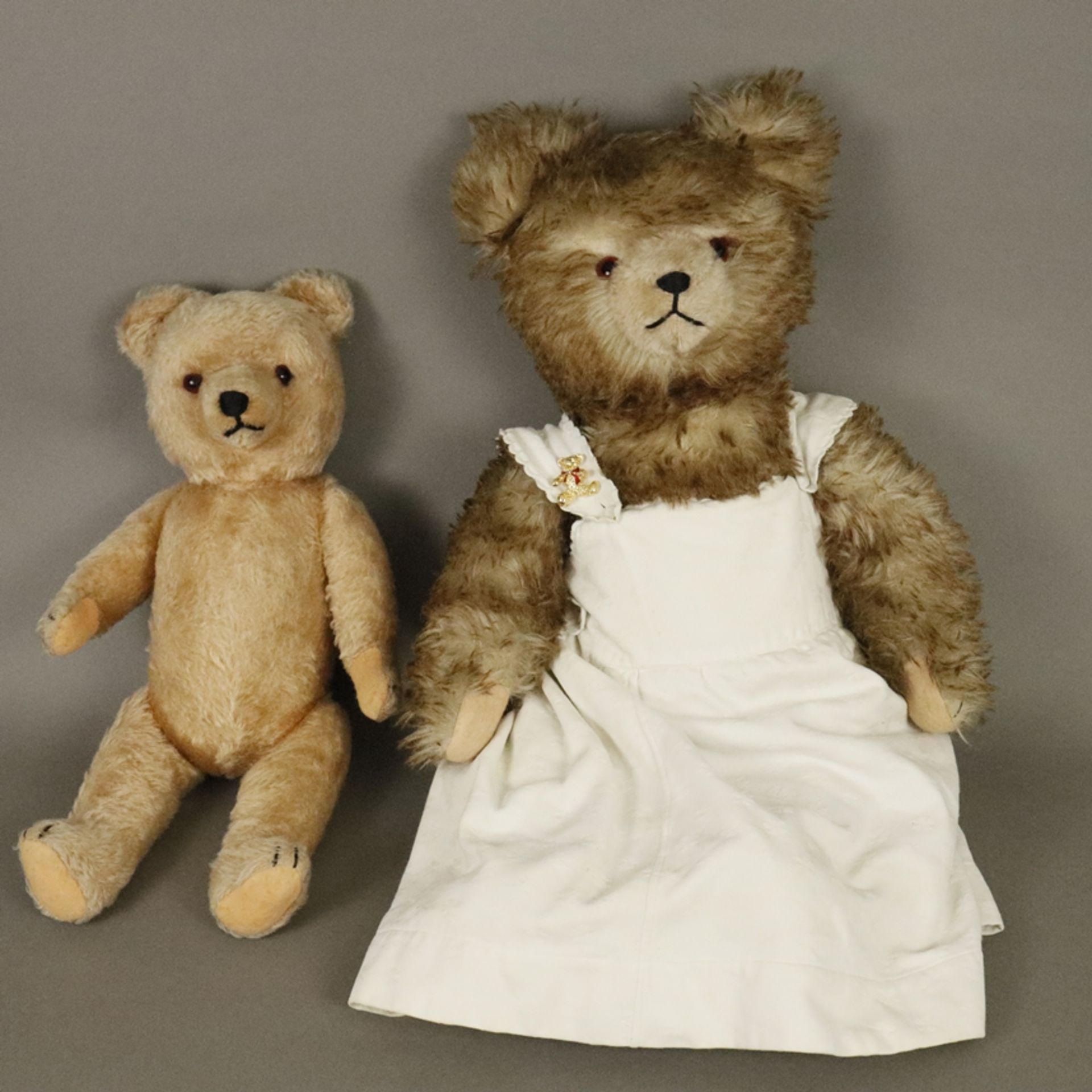 Zwei Teddys - verschiedene Alter, jeweils Drehkopf mit Glasaugen und gestickter Nase, bewegliche Gl