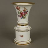 Vase mit Postament - Fürstenberg, 19. Jh., Porzellan, polychrom lithografierter Blumendekor, Goldst