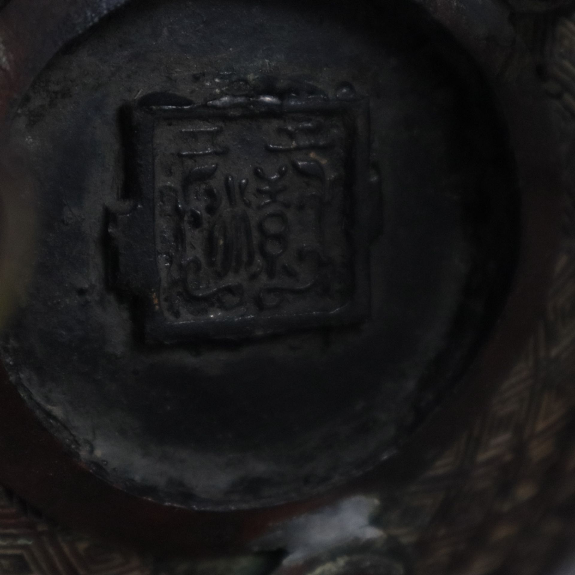 Kl. Deckel-Koro - Japan, Meiji-/ Taishō-Zeit, Bronzelegierung, braun patiniert, rundes Gefäß mit ei - Bild 9 aus 9