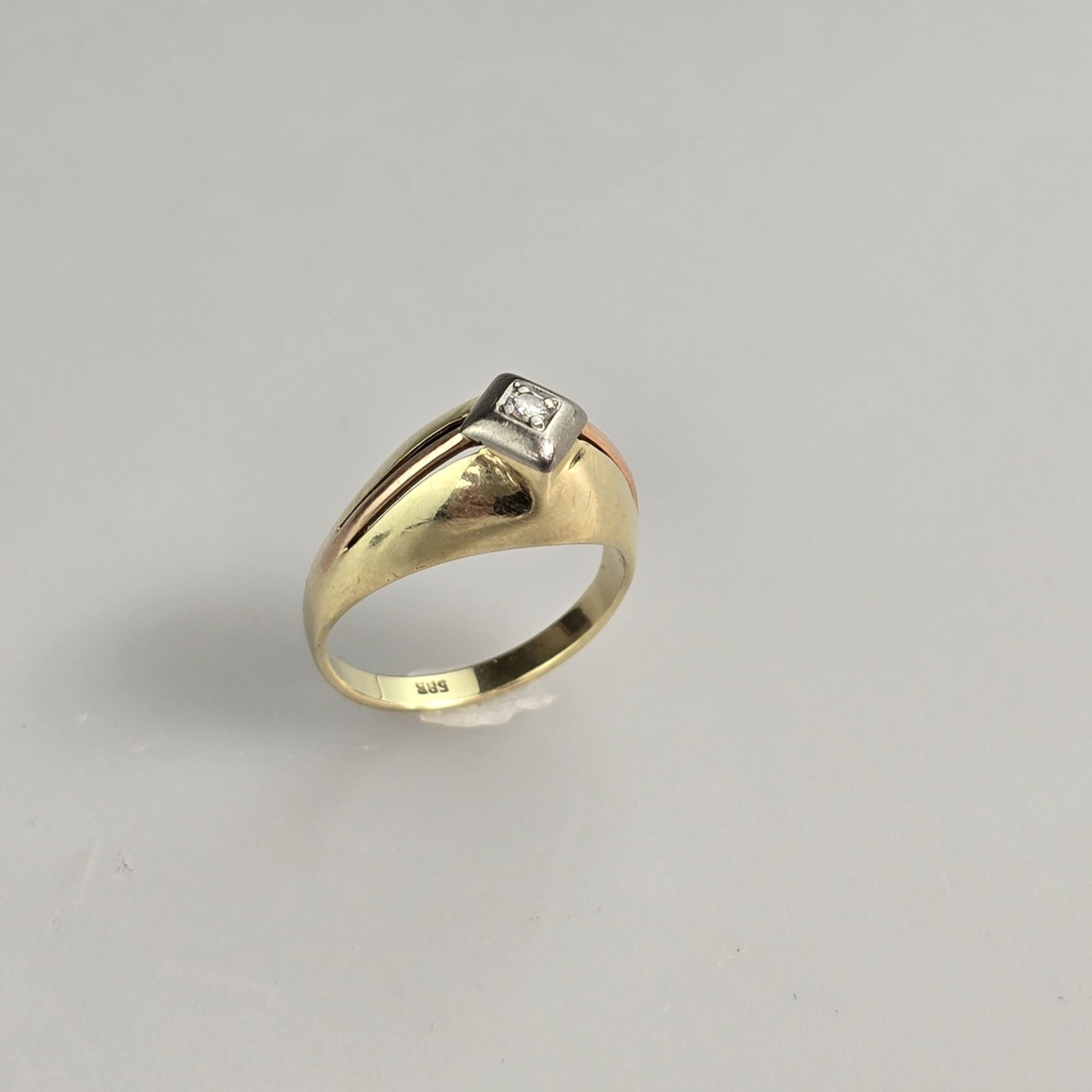 Diamantring - Rot-/Gelbgold 585/000 (14K), gestempelt, spitzbogig gekuppelter Ringkopf besetzt mit