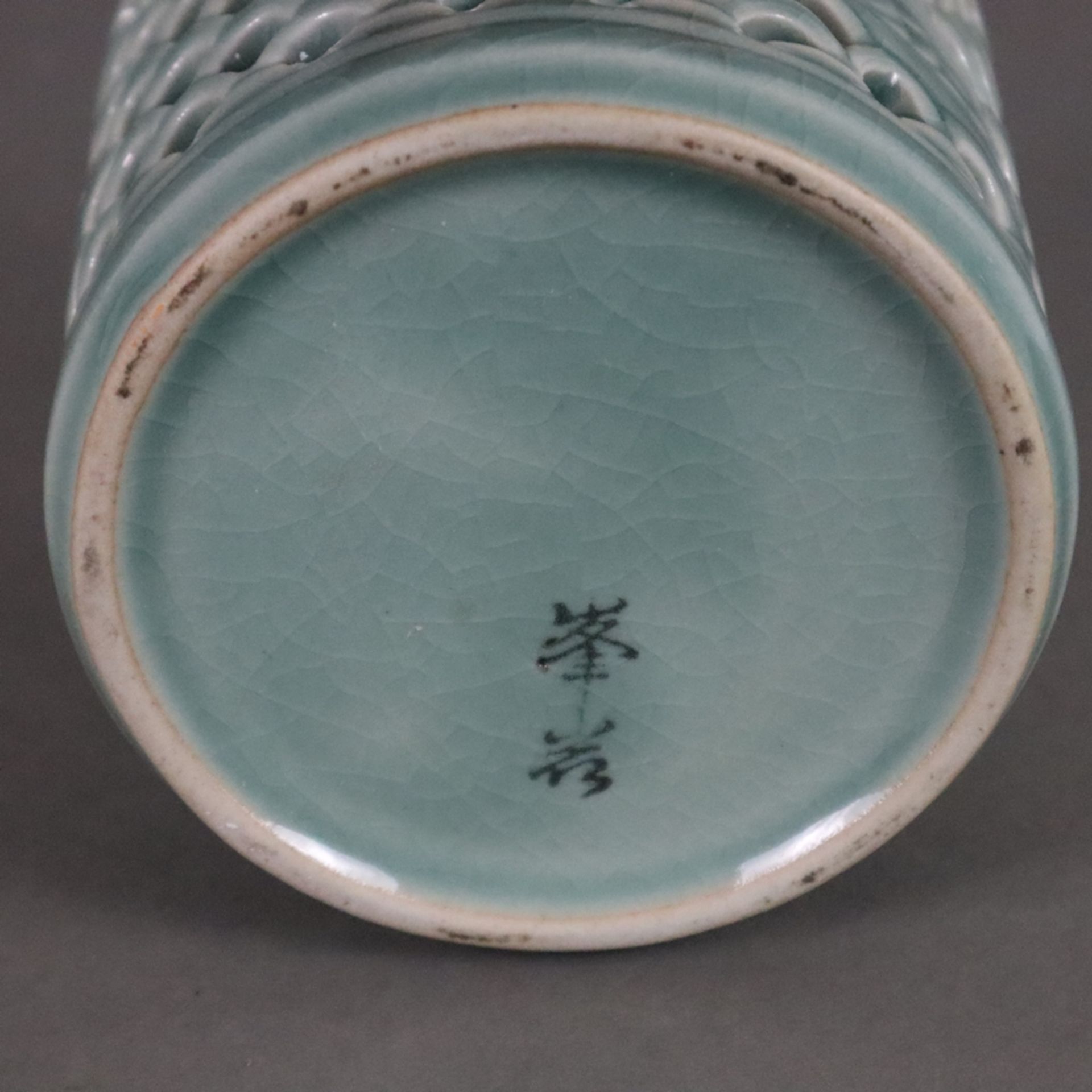 Pinselbecher - China, 20. Jh., Keramik mit bläulicher Glasur, zylindrische Wandung umlaufend mit We - Bild 6 aus 6