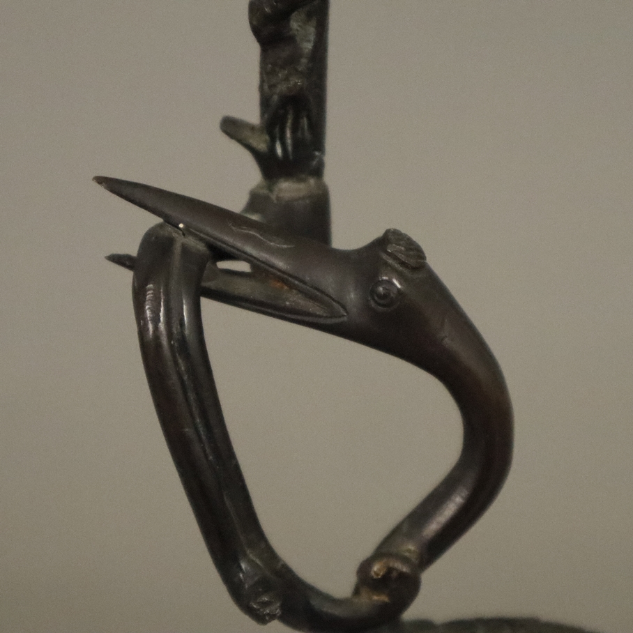 Figürlicher Leuchter - China, 20. Jh., Bronze, braun patiniert, zwei vollrund gearbeitete Kraniche - Image 3 of 8