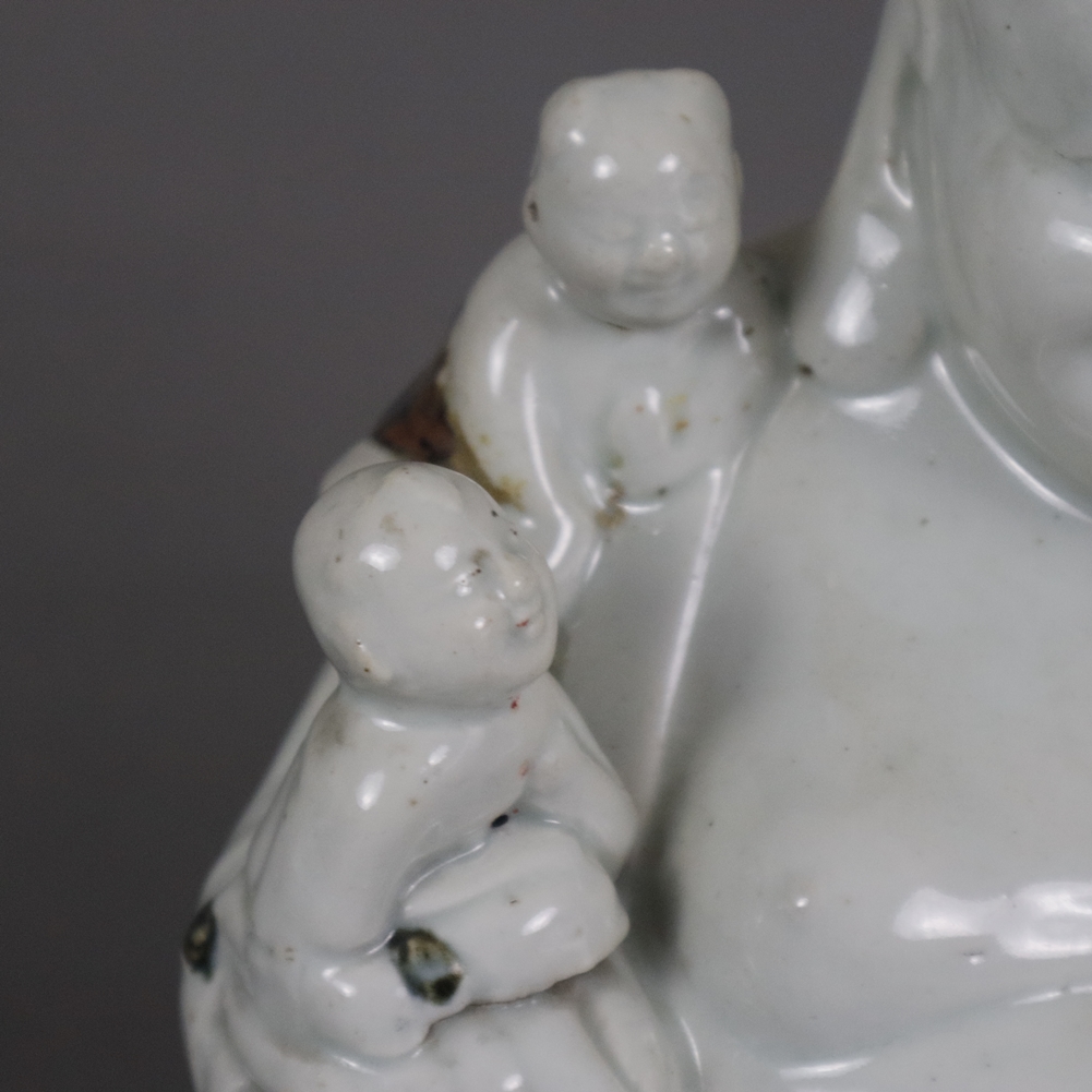 Glücksbuddha mit Kindern - China, der lachende Milefo, auch Budai genannt, sitzend in entspannter H - Image 4 of 10