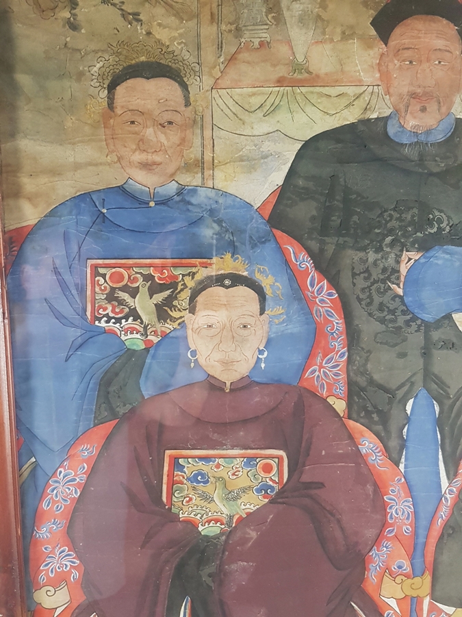 Ahnenbild - vielfigurige Darstellung der Vorfahren einer chinesischen Familie, in zwei Reihen sitze - Image 2 of 9