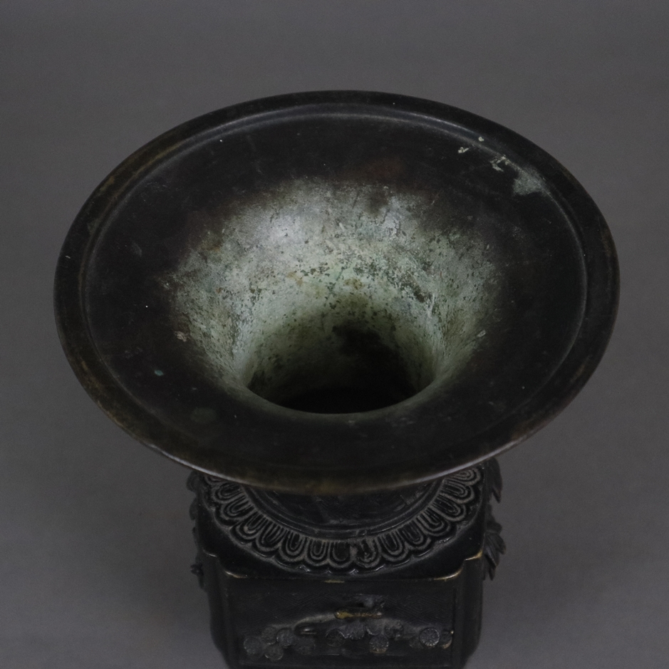 Vase - Japan / China, Bronzelegierung, dunkel patiniert, gefußter Vierkantkorpus mit Trompetenmündu - Image 2 of 8