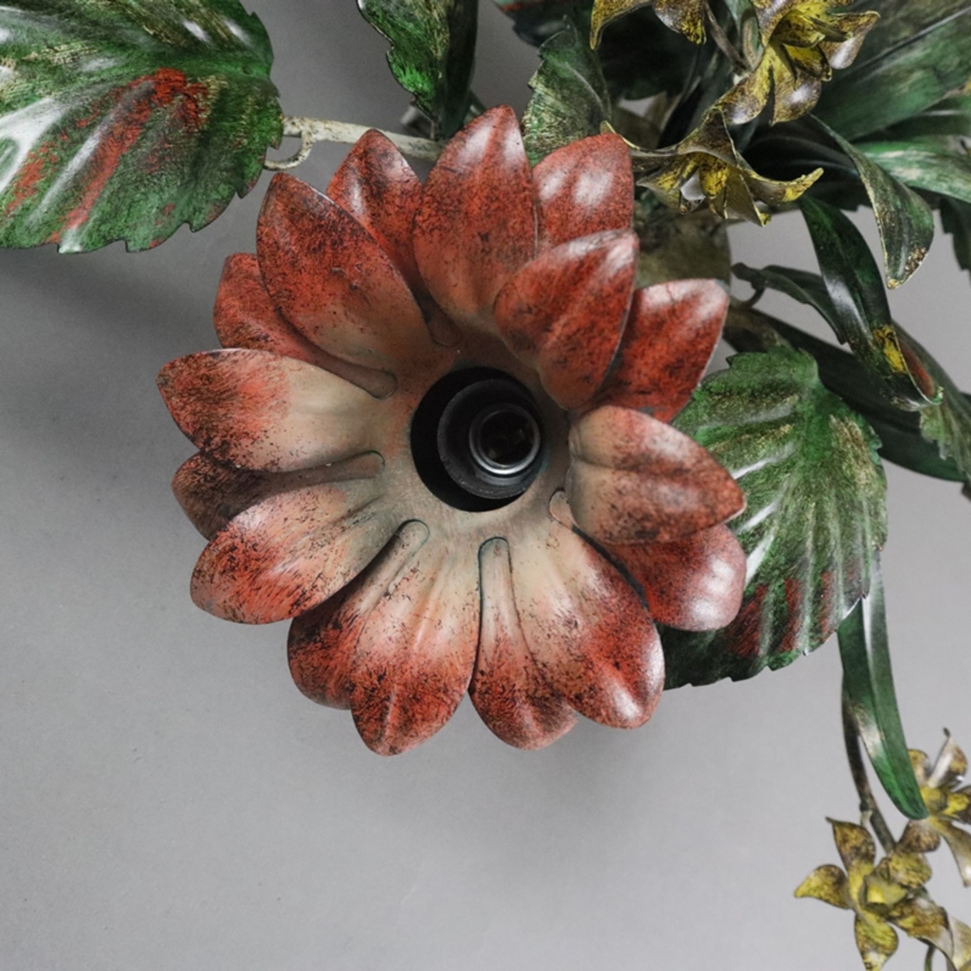 Florale Deckenleuchte - 4-flammig, Eisen / gehämmertes Eisenblech, in Gestalt eines Blumenarrangeme - Bild 6 aus 6