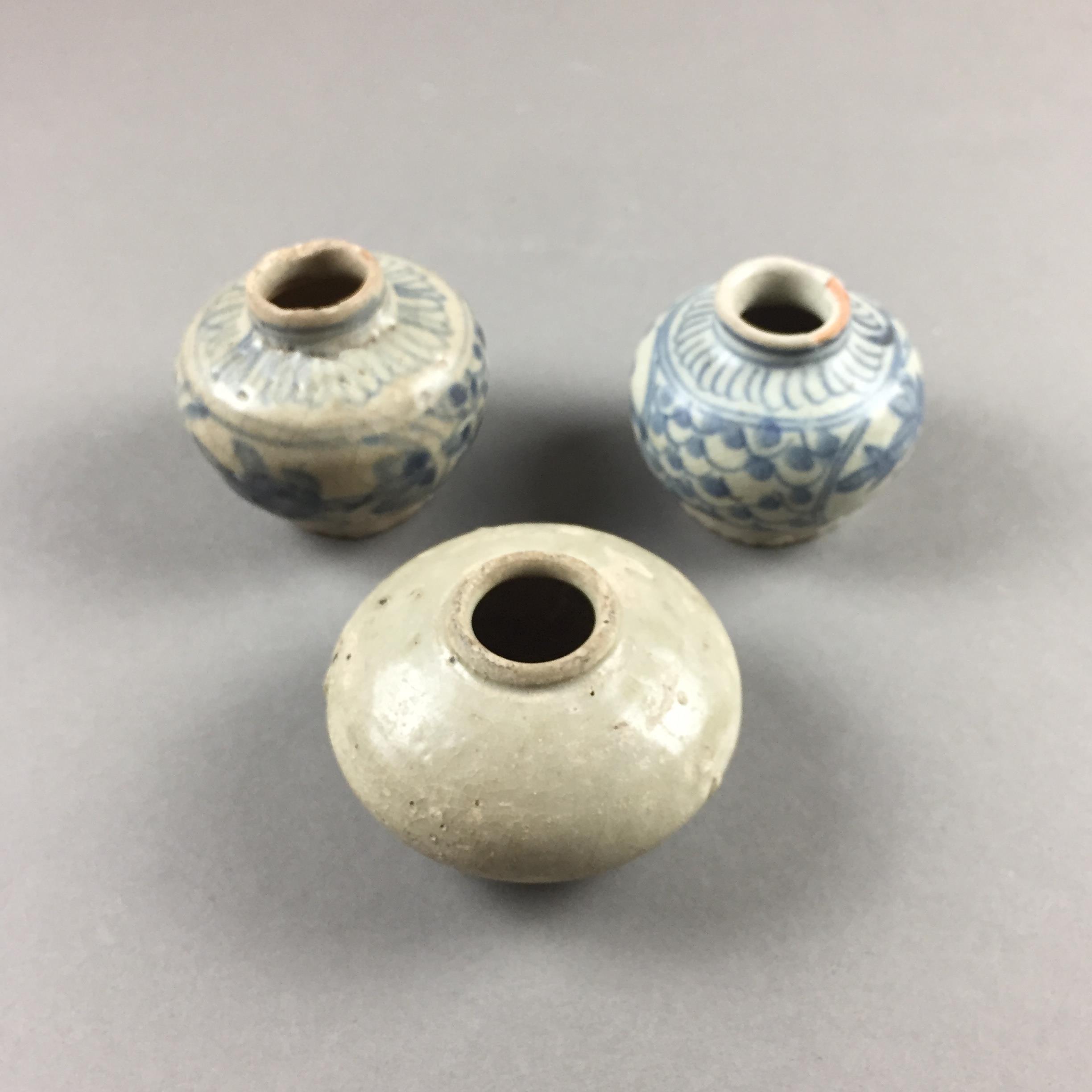 Drei kleine Miniaturgefäße - China, Ming-/Qing-Dynastie, gebauchte Schultertöpfchen, 1x seladongrau