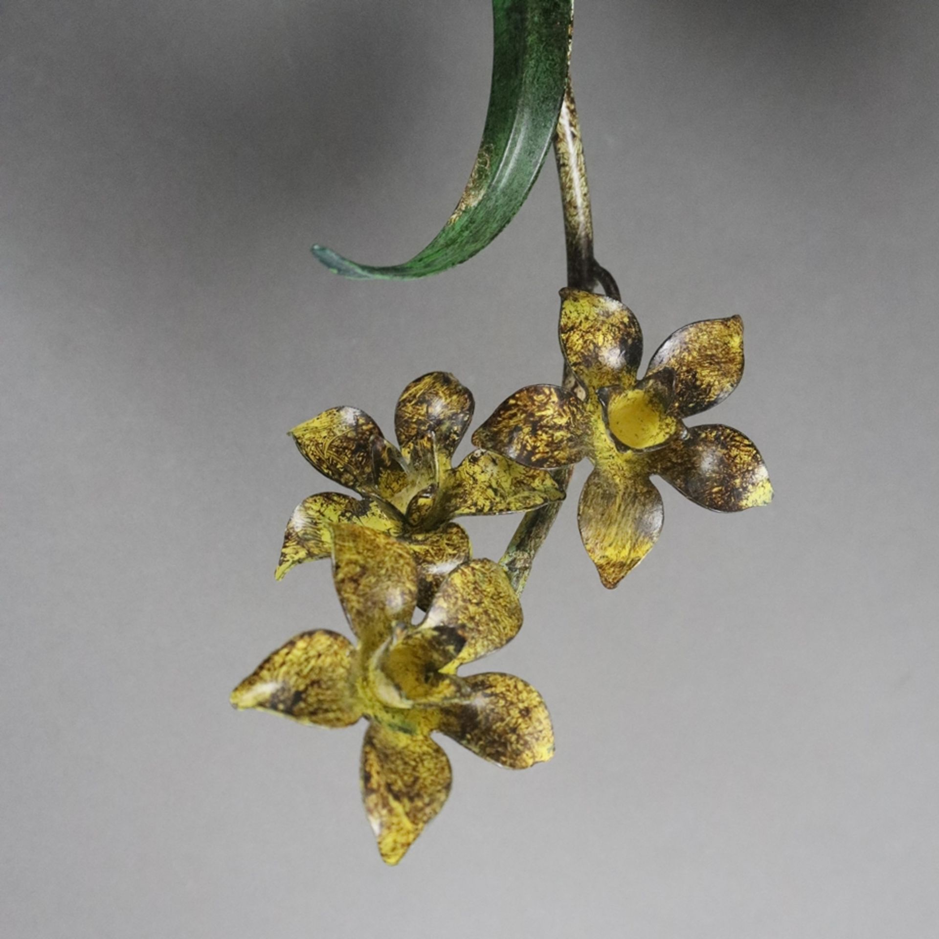 Florale Deckenleuchte - 4-flammig, Eisen / gehämmertes Eisenblech, in Gestalt eines Blumenarrangeme - Bild 3 aus 6