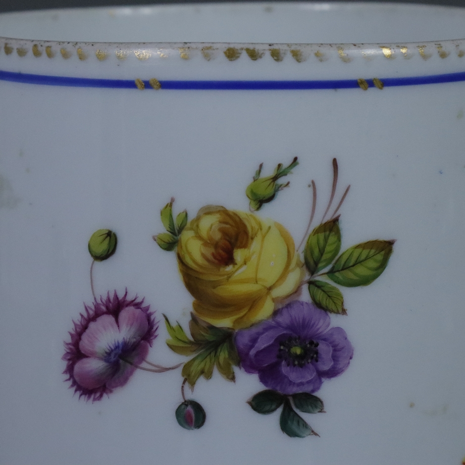 Bechervase - Paris 19. Jh., Porzellan, zylindrische Form auf leicht ausgestelltem Stand, polychrom - Image 5 of 10