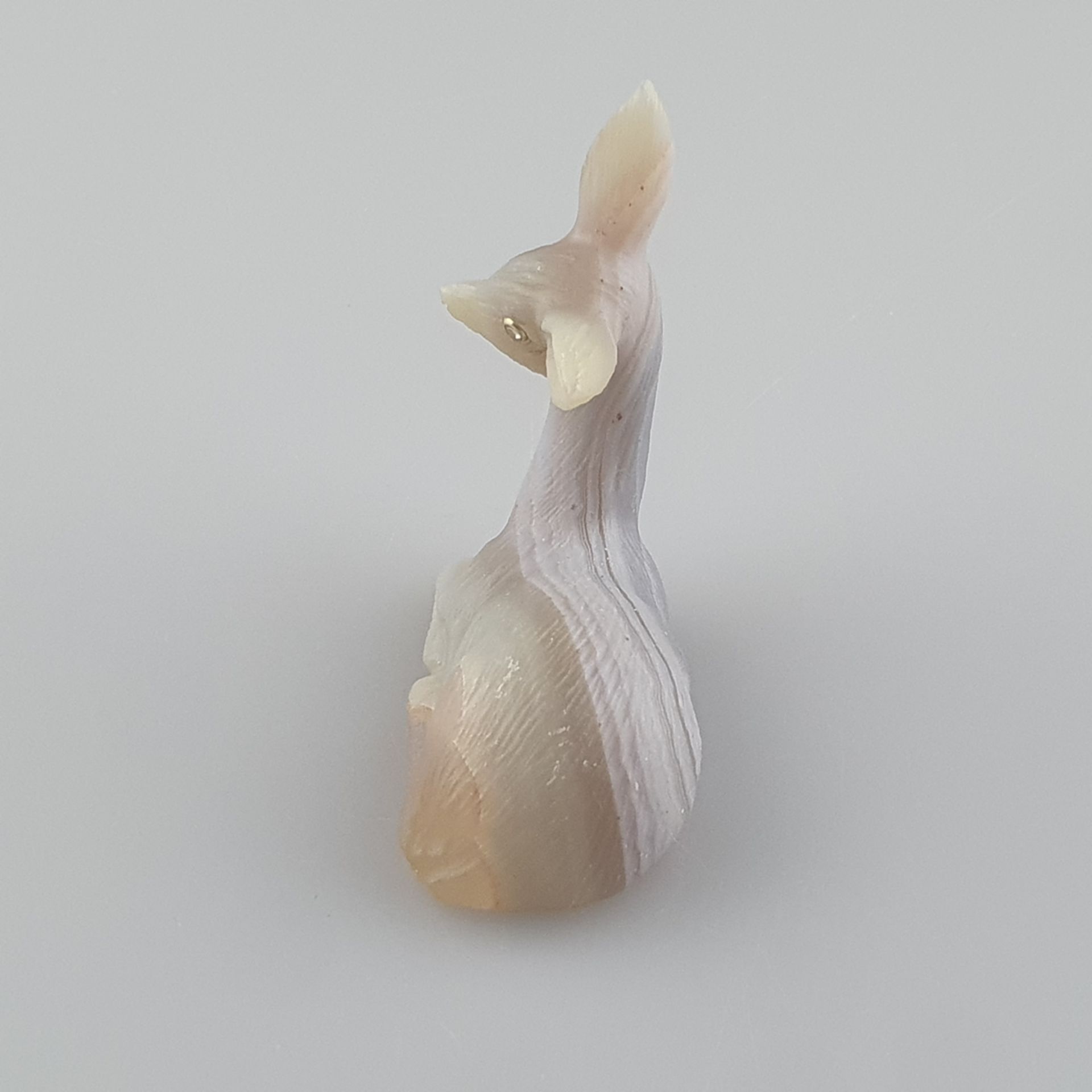 Kleine Achatfigurine eines Rehs - liegendes Reh mit leicht schräger Kopfhaltung aus Streifenachat,  - Bild 3 aus 7