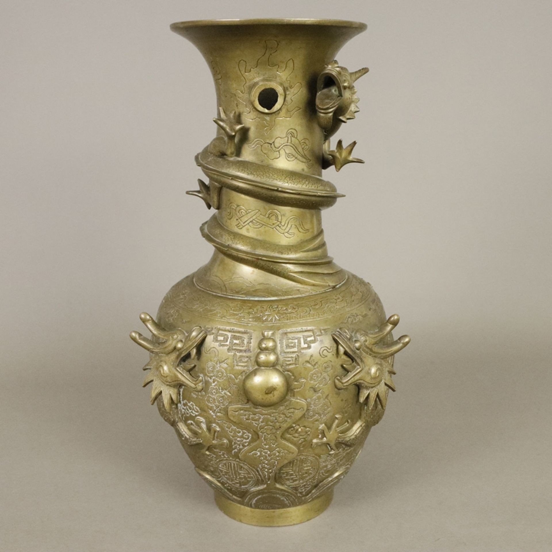 Drachenvase als Lampenfuß - China, um 1900, Messing, reich verzierter Vasenkorpus mit umlaufendem o - Bild 2 aus 10