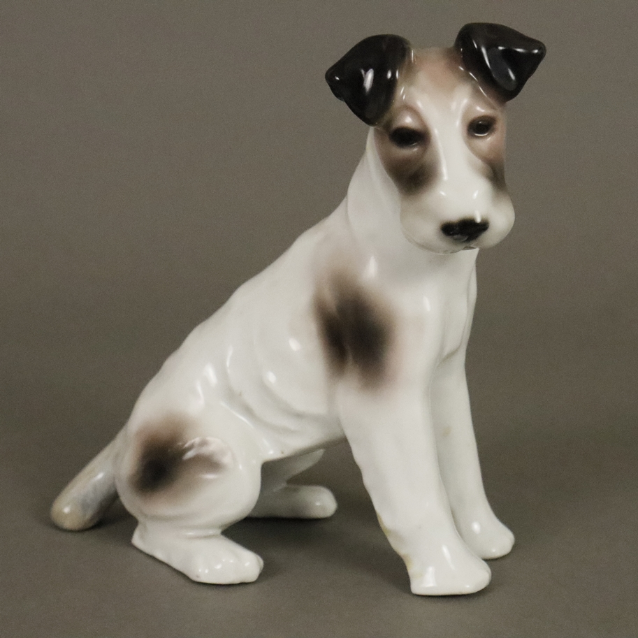 Foxterrier - Porzellan- und Fayencefabrik F. Pfeffer, Gotha, Bodenmarke 1900-1934, Hundefigur in si